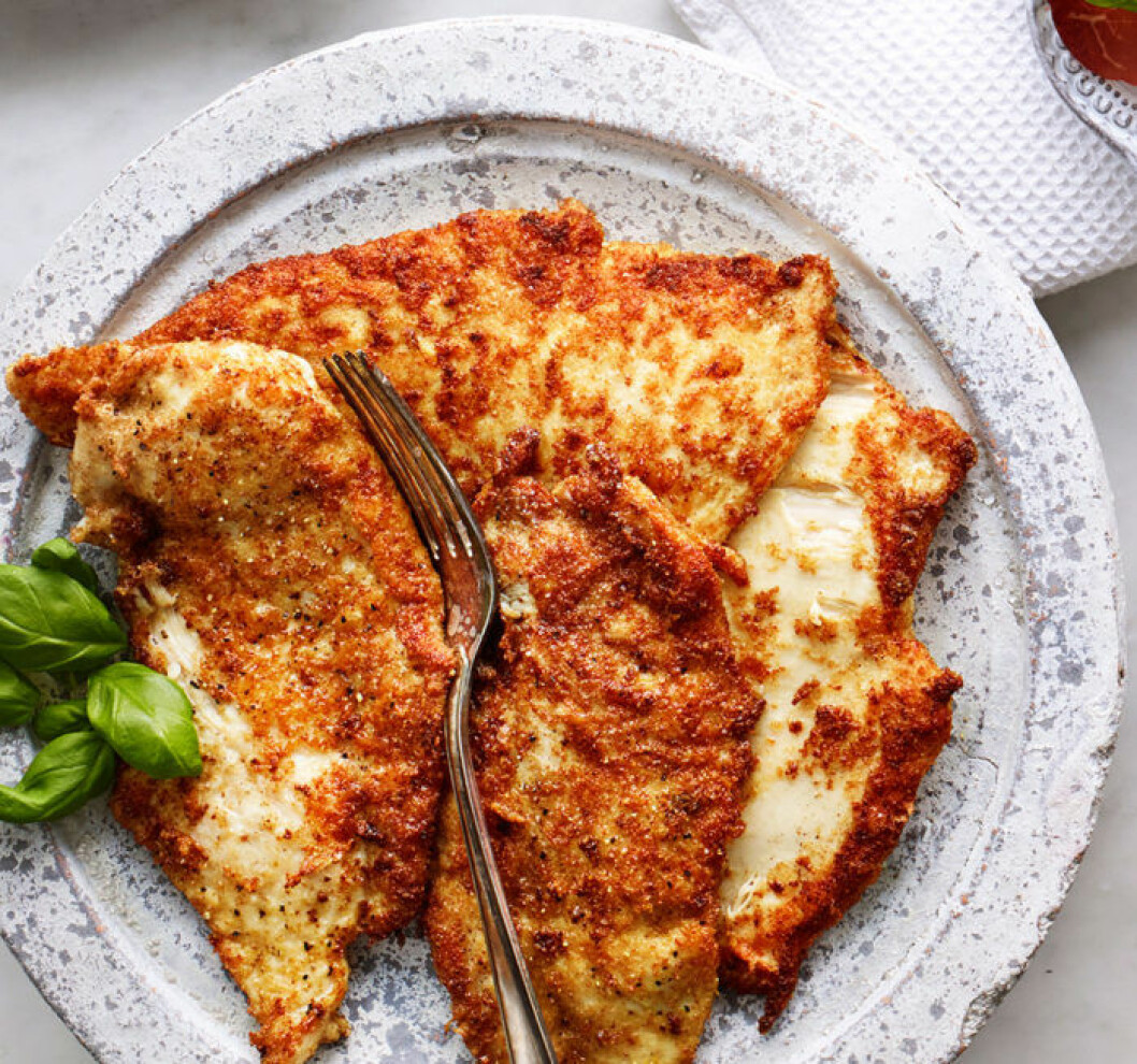 Parmesanpanerad kycklingschnitzel. Parmesanpanerad kycklingschnitzel.