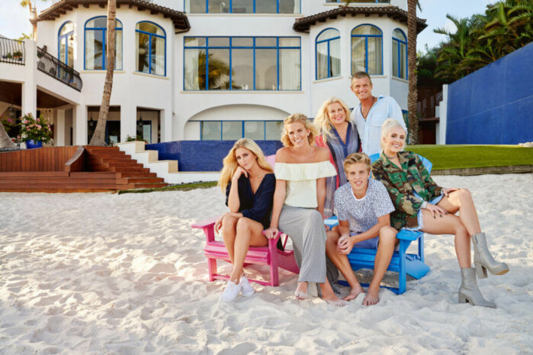 Familjen Parnevik säljer nu lyxvillan i Florida. En bild på hela familjen Parnevik, som nu säljer lyxvillan i Florida.