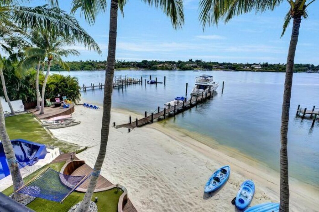 Fastigheten är belägen på ön Jupiter. <em>Foto: Under The Palms Realty, Inc.</em> En bild på familjen Parneviks lyxvilla, som nu säljs för 100 miljoner kronor.