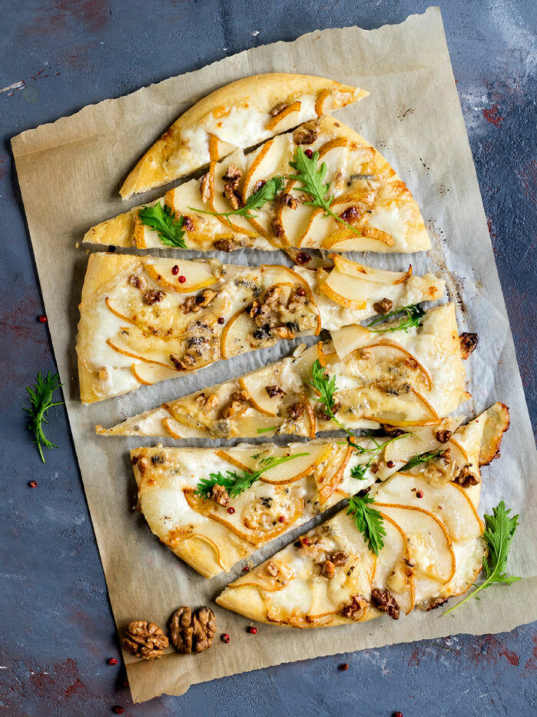 Päron- och gorgonzolapizza med valnötter och rucola. Foto: Shutterstock Päron- och gorgonzolapizza med valnötter och rucola.