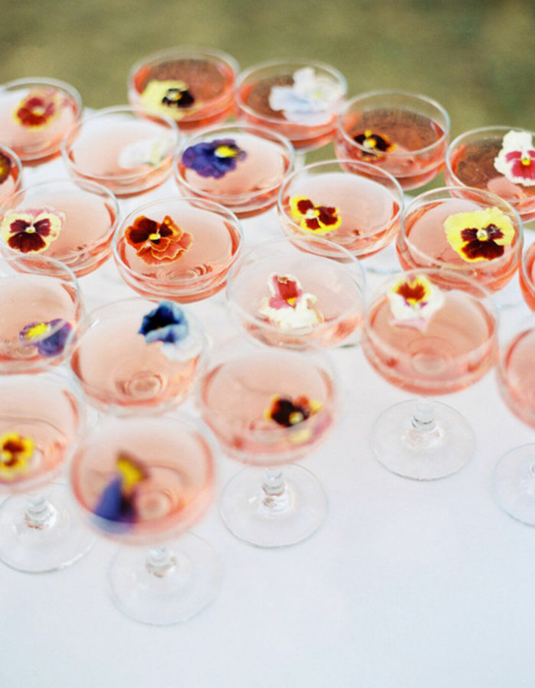 Drinkar med ätbara blommor. Foto: <a href="http://ivyandgold.com" target="_blank" rel="noopener">Ivy and Gold Photography</a> via <a href="http://www.100layercake.com/blog/2016/01/22/oregon-summer-camp-wedding-leslie-christopher/" target="_blank" rel="noopener">100layercake.com </a> Drinkar med ätbara blommor.