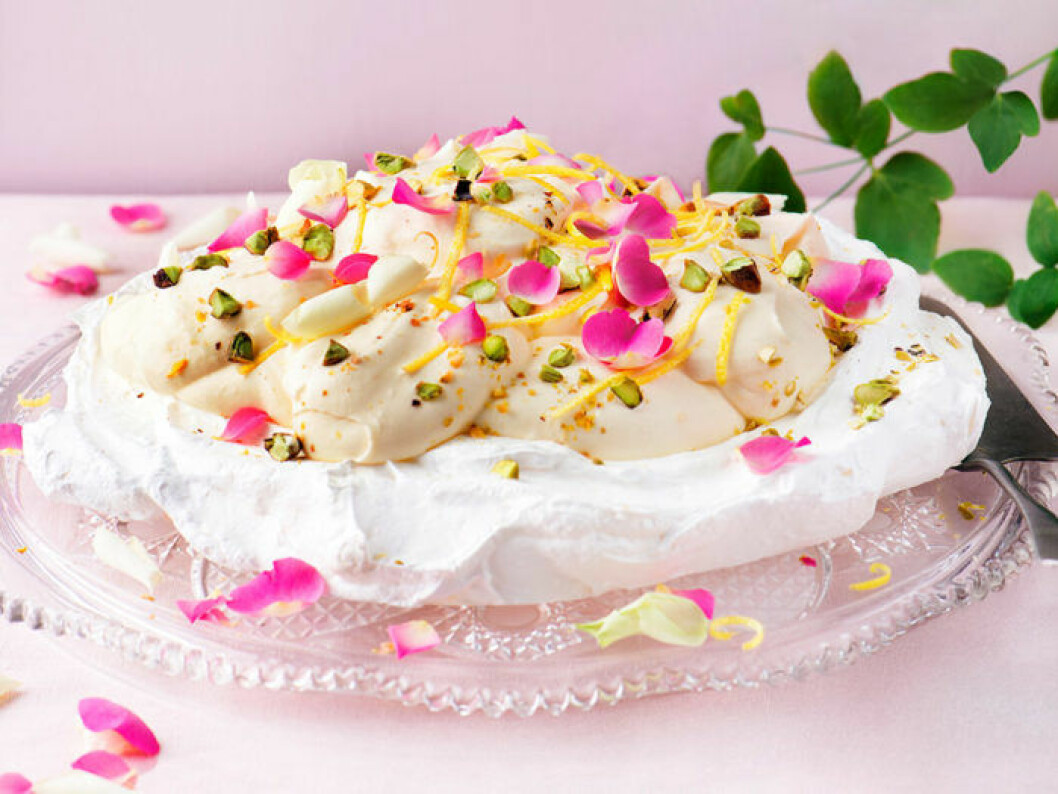 Pavlova med rosenblad. Foto: Christina Sundien Pavlova med rosenblad.