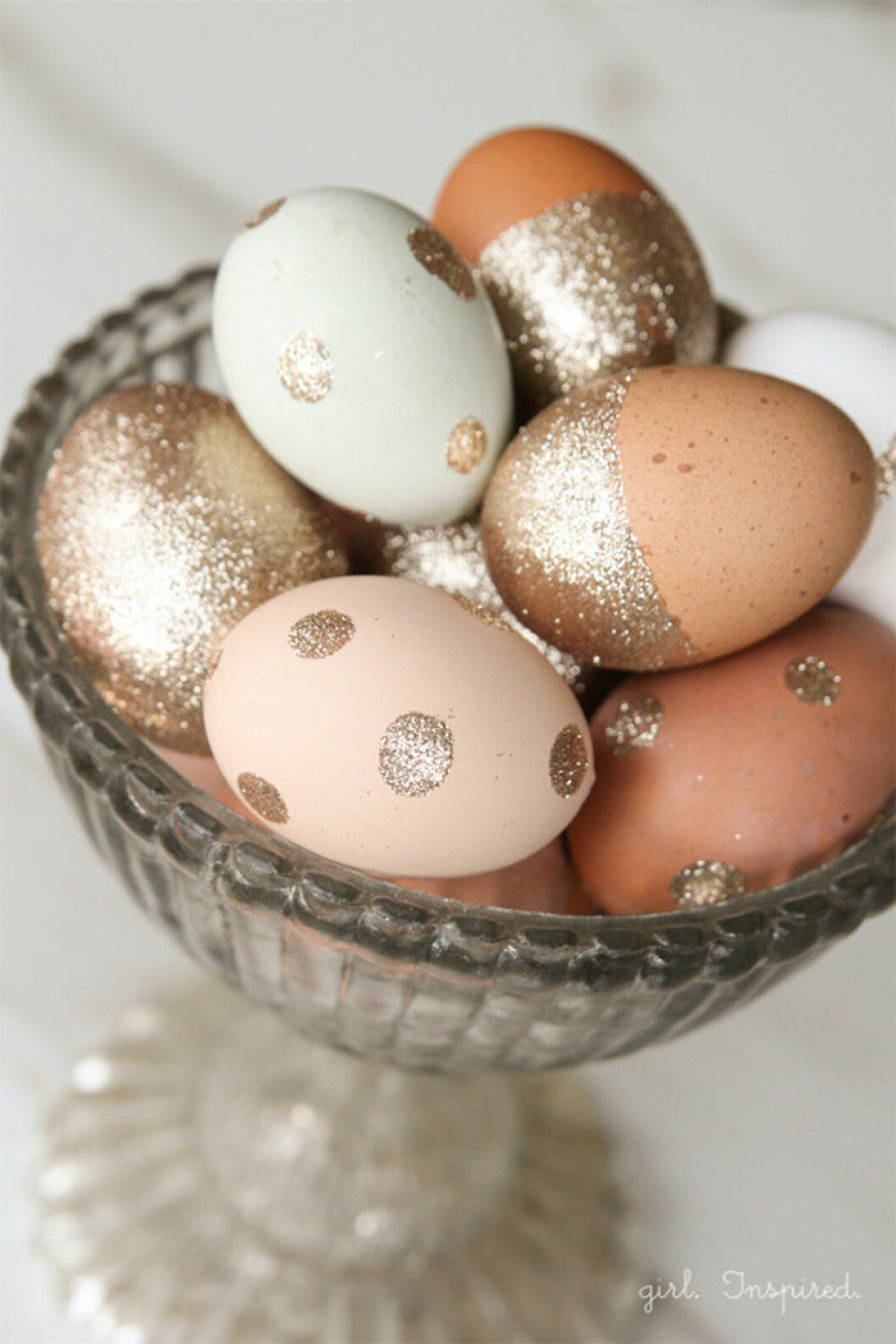 Dekorera äggen med glitter. Foto och instruktioner: <a href="http://thegirlinspired.com/glitter-easter-eggs/" target="_blank" rel="noopener">thegirlinspired</a> Dekorera äggen med glitter.