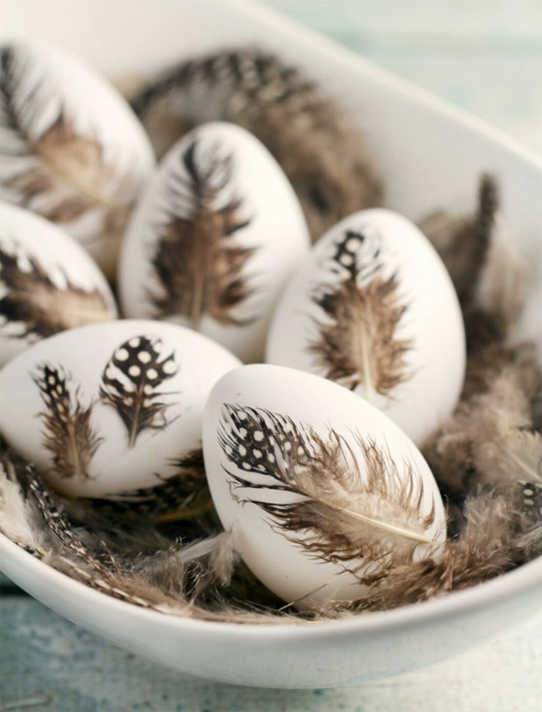 Fjädrar och ägg hör ihop. Foto och instruktioner: <a href="http://www.frugalmomeh.com/2016/03/feather-easter-eggs.html" target="_blank" rel="noopener">frugalmomeh</a> Fjädrar och ägg hör ihop.