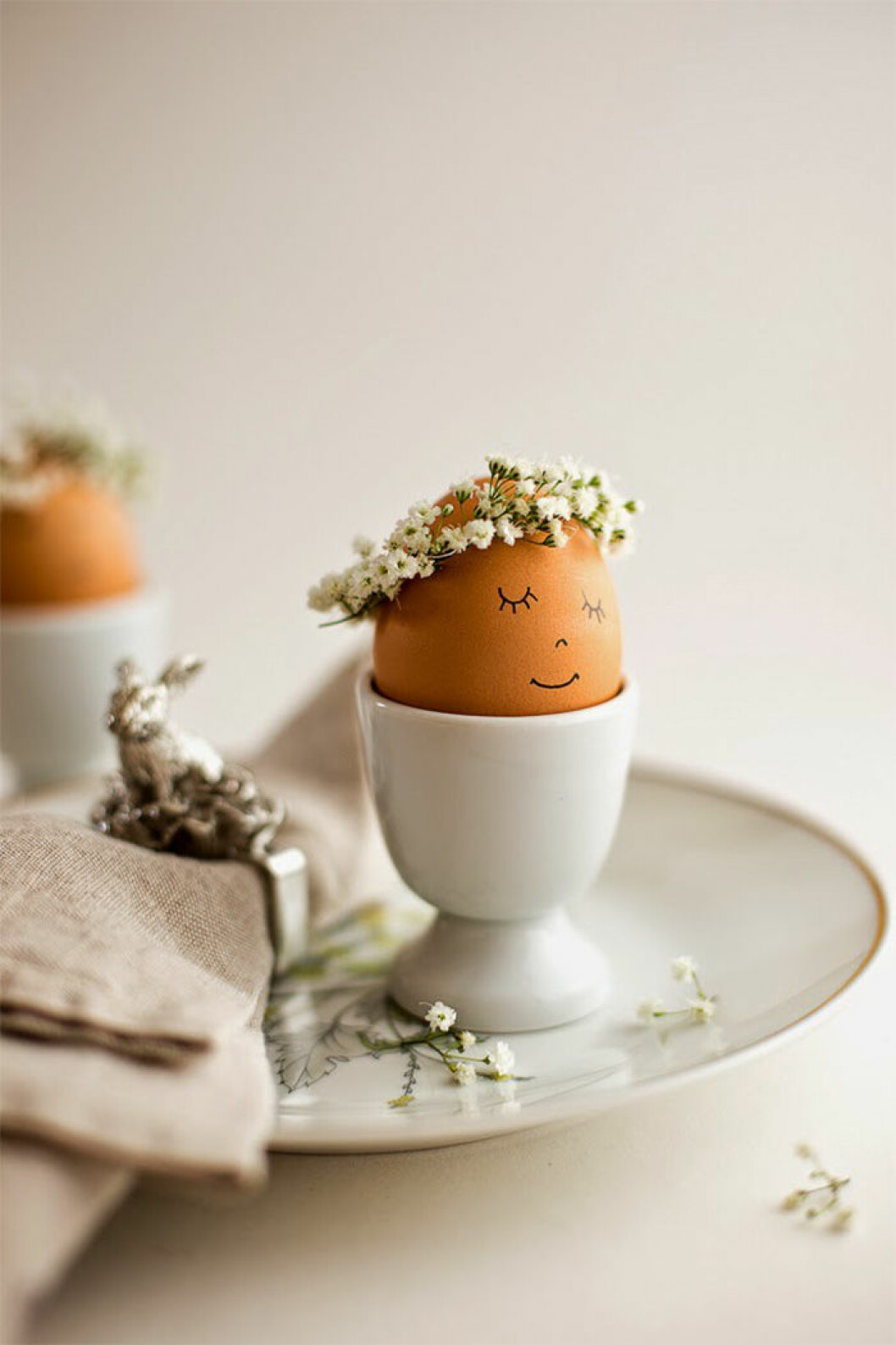 Dekorera äggen med tusch och blommor. Foto och instruktioner: <a href="https://www.flaxandtwine.com/2014/04/floral-wreath-crowned-easter-eggs-diy/" target="_blank" rel="noopener">flaxandtwine</a> Dekorera äggen med tusch och blommor.