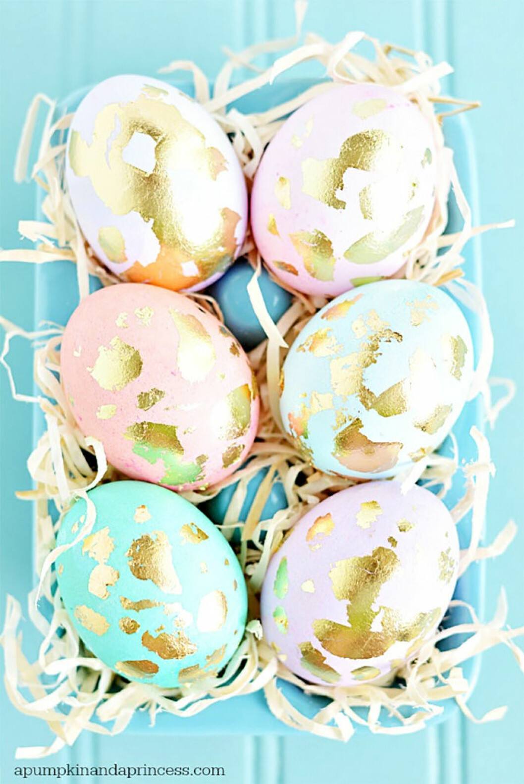 Dekorera äggen med metallfärger. Foto och instruktioner: <a href="http://apumpkinandaprincess.com/2014/04/gold-leaf-easter-eggs.html" target="_blank" rel="noopener">apumpkinandaprincess</a> Dekorera äggen med metallfärger.