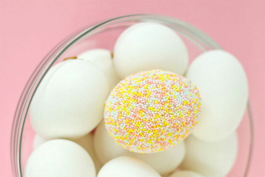 Ägg med strössel. Foto och instruktioner: <a href="http://studiodiy.com/2013/03/20/diy-sprinkle-easter-eggs/" target="_blank" rel="noopener">studiodiy</a> Ägg med strössel.