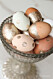 Naturligt färgade ägg med glitterdekorationer på