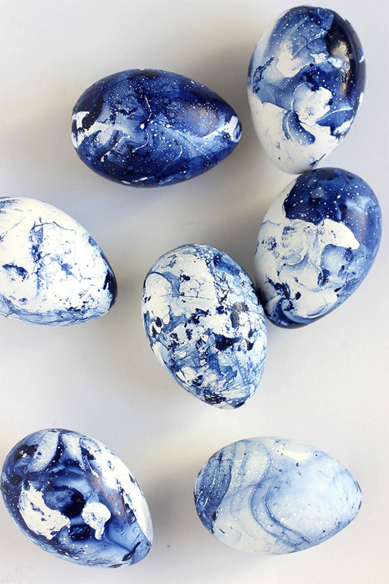 Marmorerade ägg i blåa nyanser.