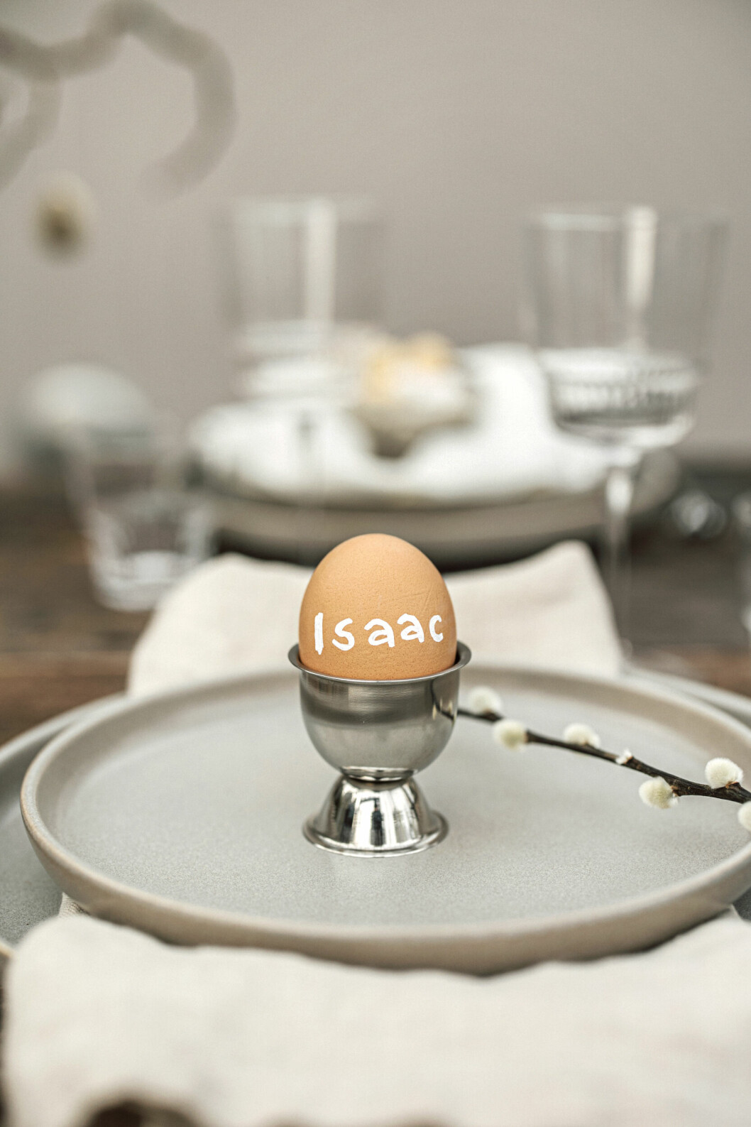 ägg i äggkopp med namn på