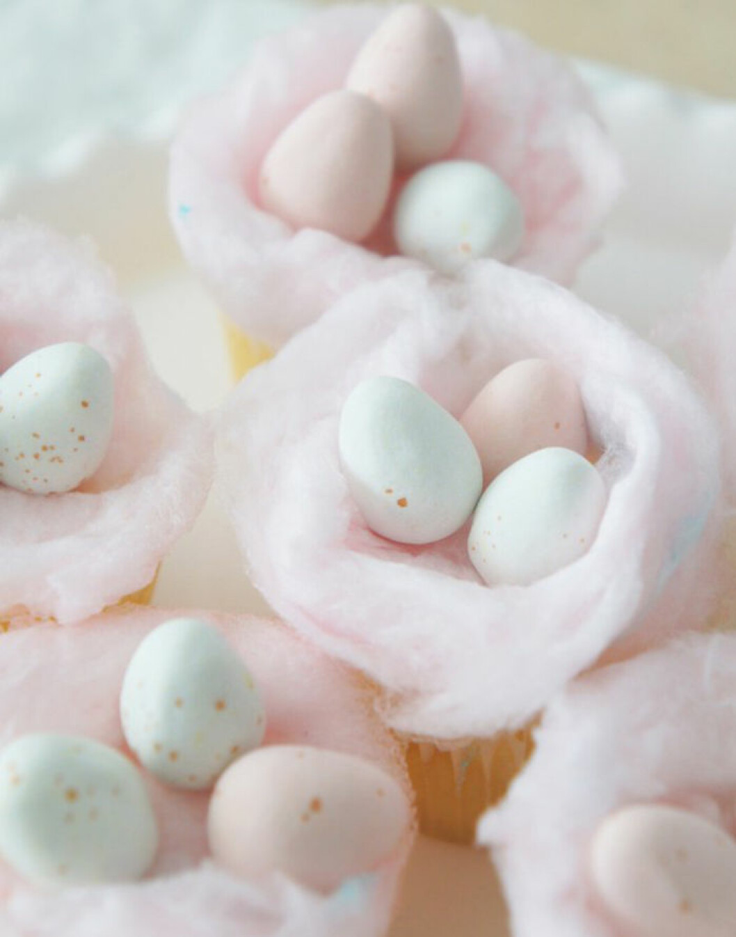 Cupcakes med sockervadd och pastellägg. Foto & recept:<a href="http://www.thesweetestoccasion.com/2015/03/cotton-candy-easter-cupcakes/" target="_blank" rel="noopener"> The Sweetest Occasion</a> Cupcakes med sockervadd och pastellägg.
