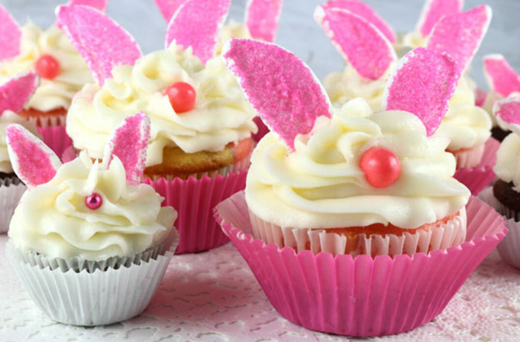Kaninöron i rosa. Foto & recept: <a href="http://www.twosisterscrafting.com/bunny-cupcakes/" target="_blank" rel="noopener">Two sisters crafting</a> Kaninöron i rosa.
