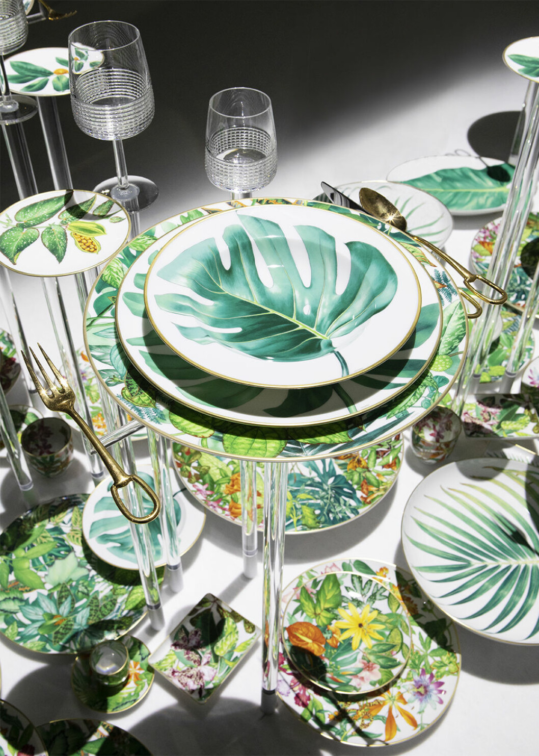 Gröna, tropiska blad på Hermès nya porslin Passifolia