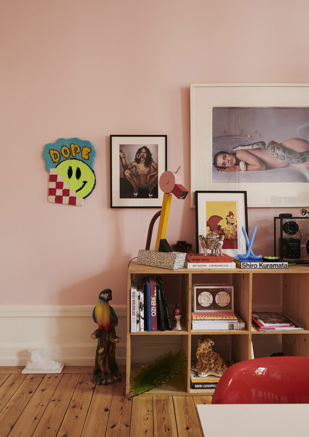 På den rosa väggen hänger det klassiska fotografiet <i>Nastassja Kinski and the serpent</i>, taget av Richard Avedon