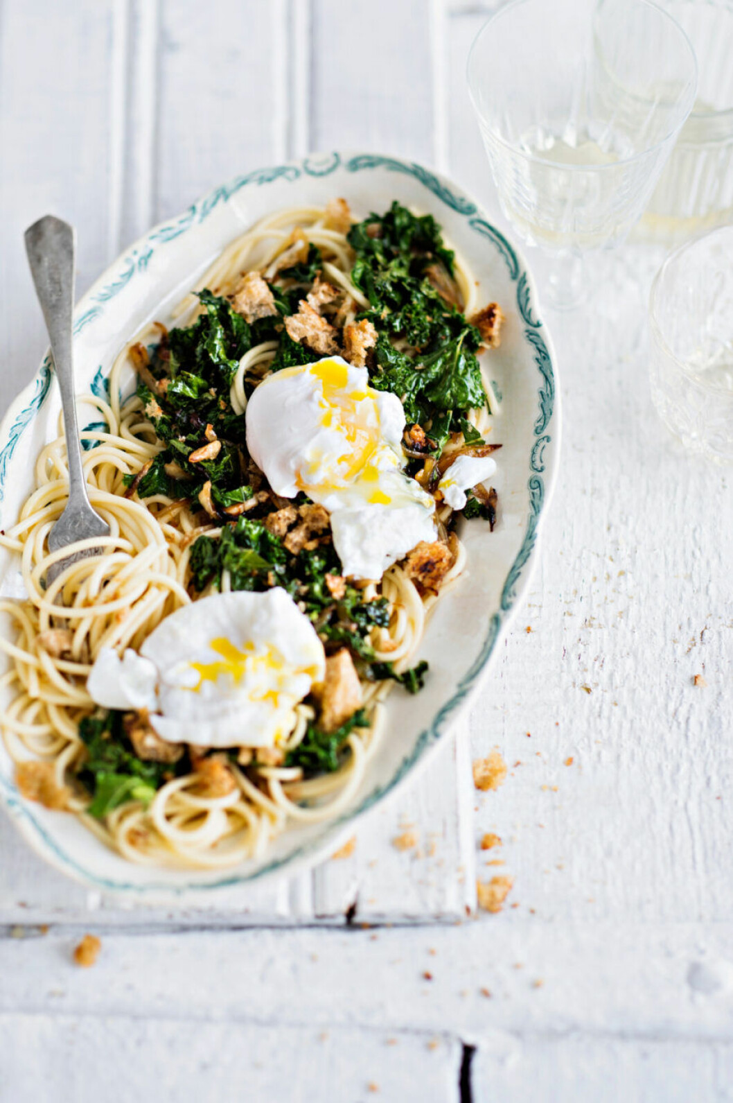 Recept på pasta med brödkrisp, grönkål och pocherat ägg