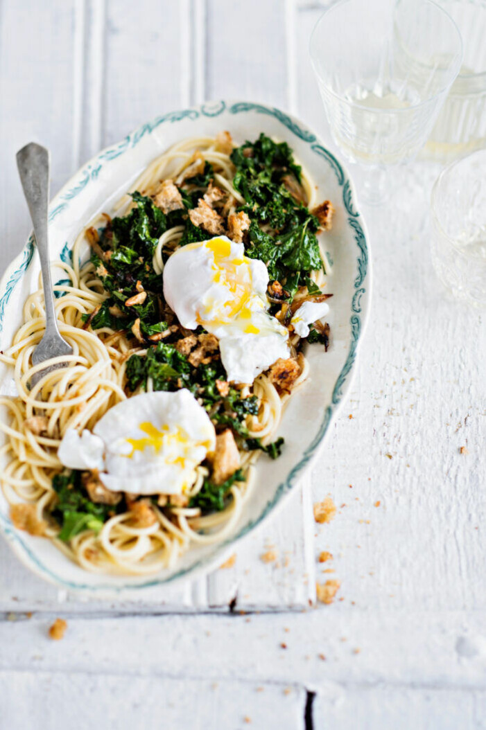 Recept på krämig pasta med brödkrisp och grönkål