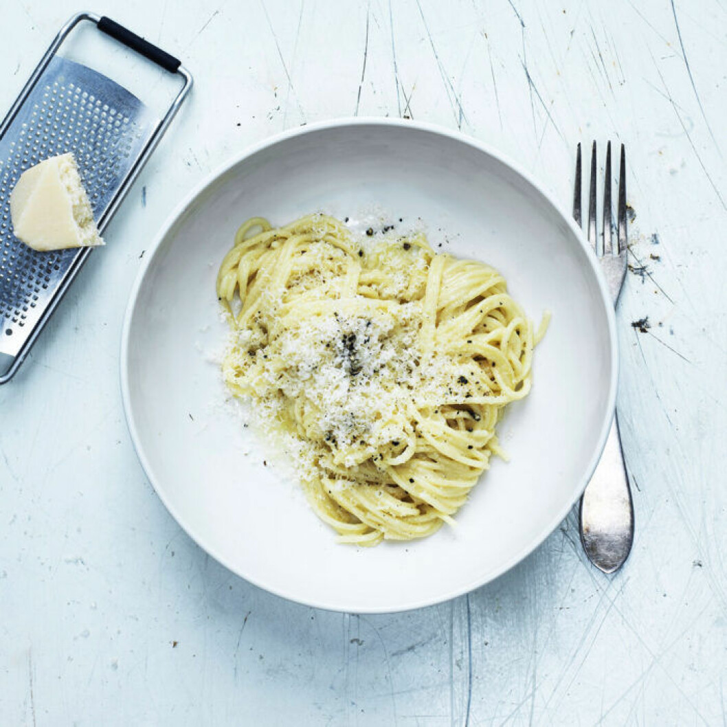 Pasta cacio e pepe (pasta med parmesan och peppar). Pasta cacio e pepe (pasta med parmesan och peppar).