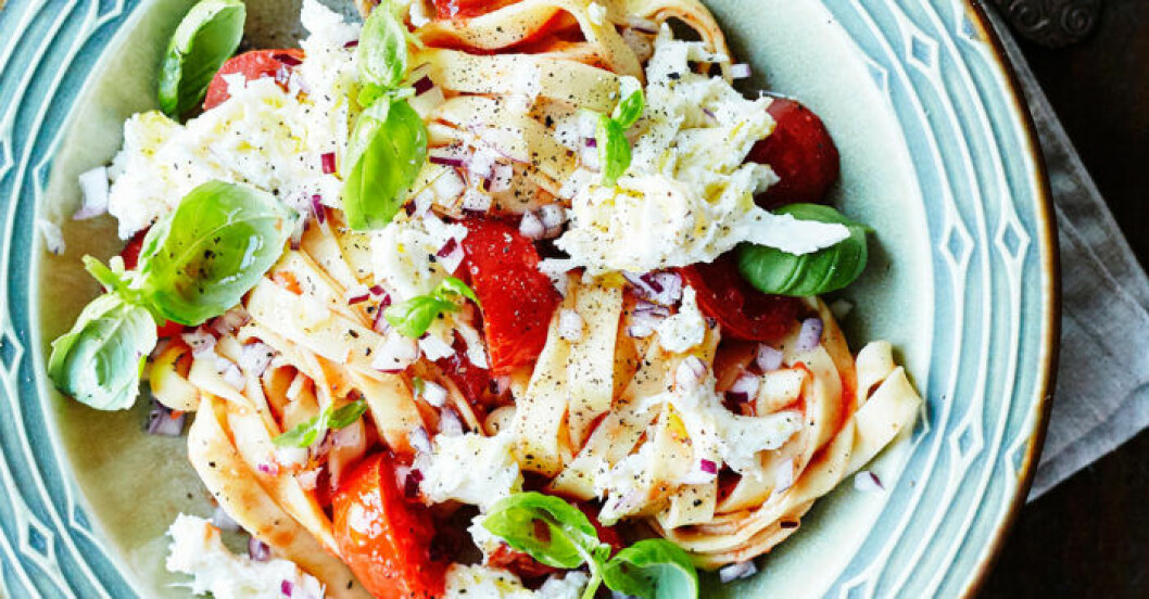 Pasta caprese med tomater och mozzarella. Pasta caprese med tomater och mozzarella.