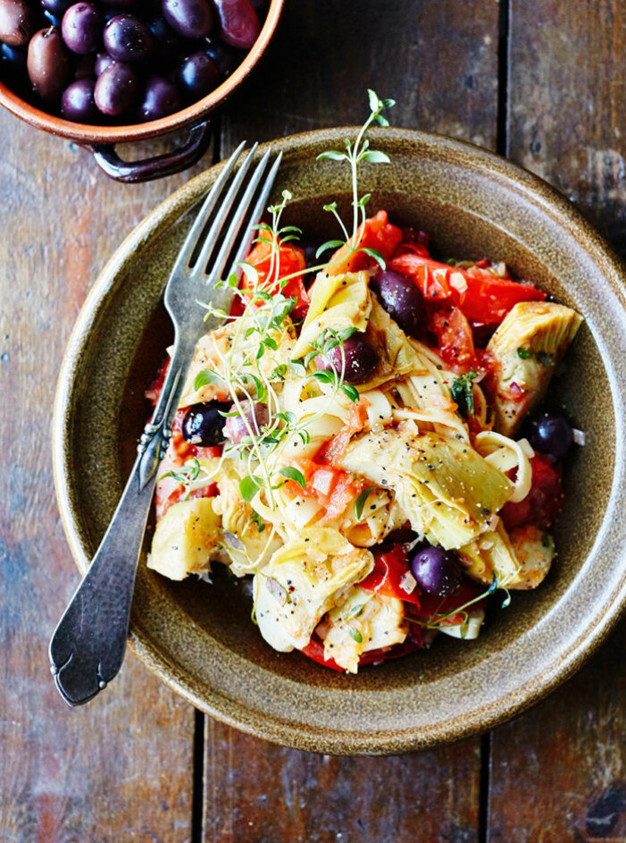 Recept på pasta carciofi med tomater, kronärtskockor och oliver