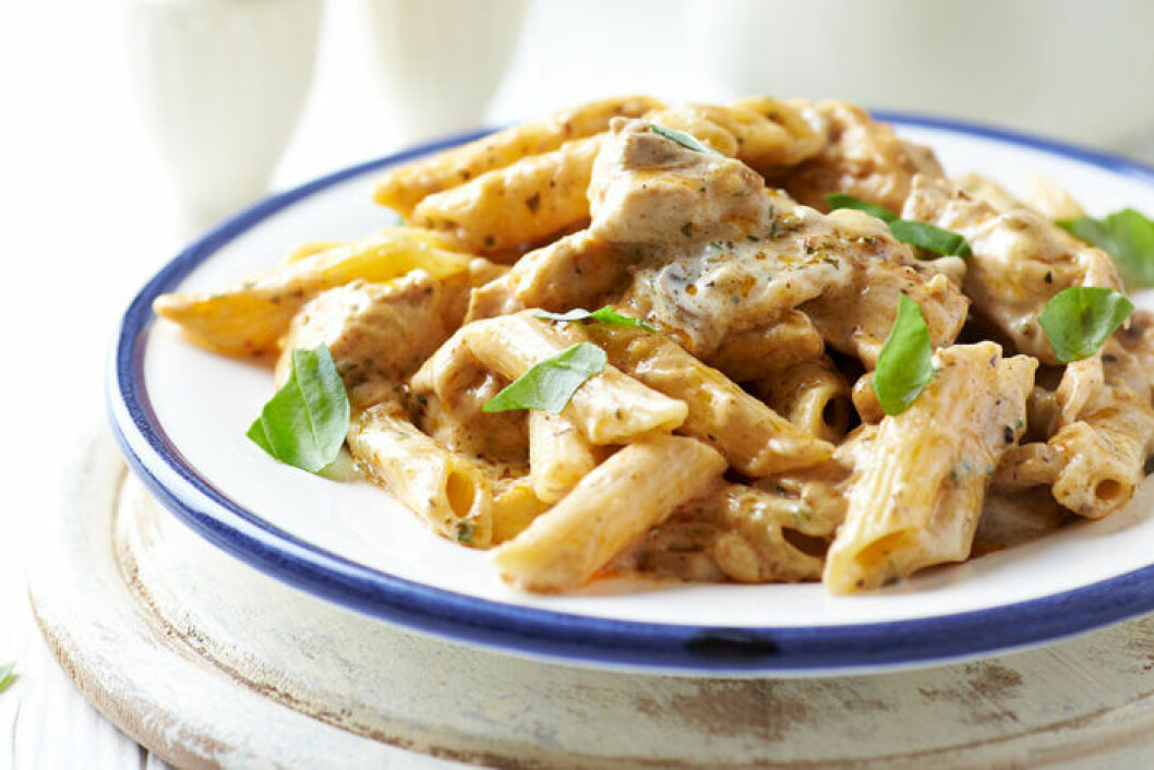 Vi svenskar älskar kyckling och pasta. Foto: IBL