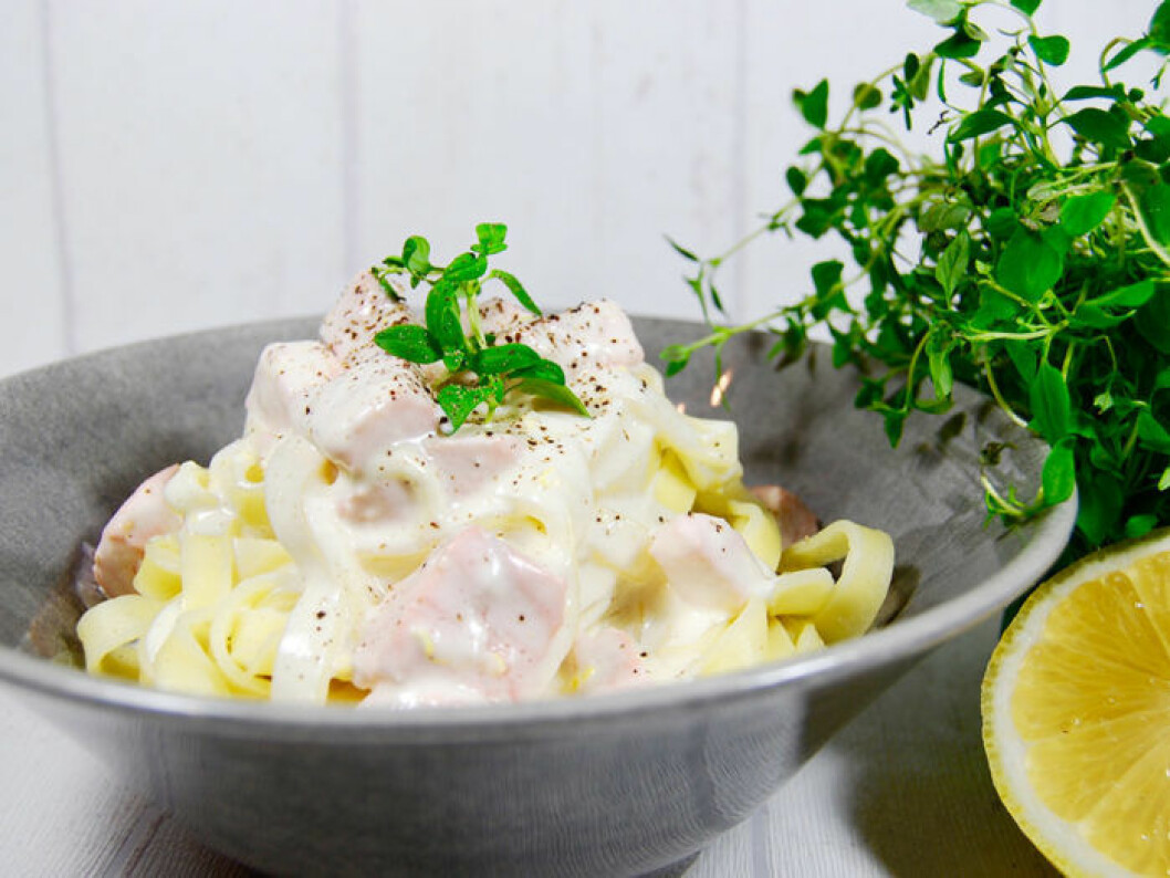 Krämig citron- och laxpasta på bara 10 minuter. Krämig citron- och laxpasta på bara 10 minuter.