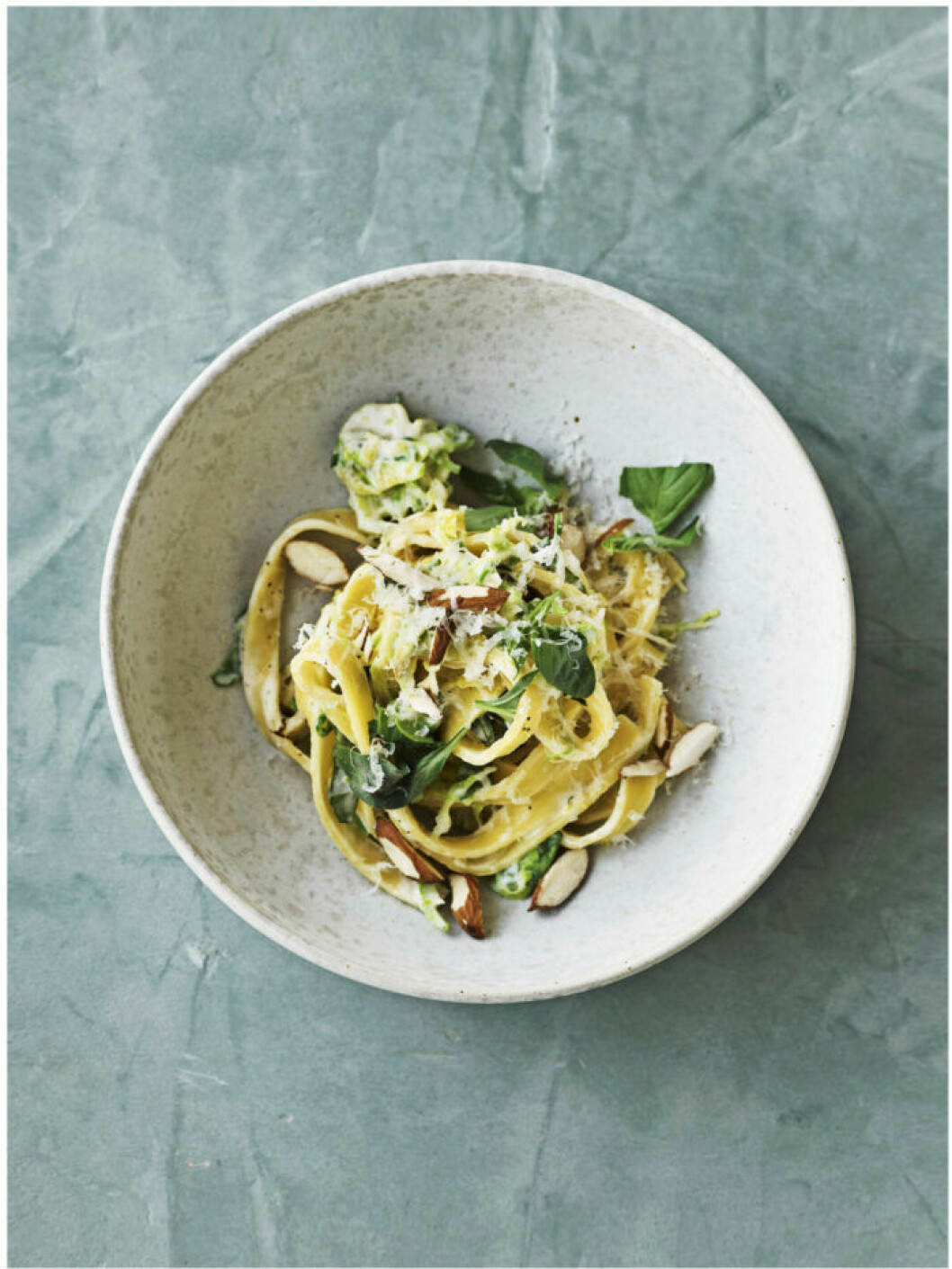 Pasta med mascarponecrème, ärtskidor och mandel. Recept på pasta med Pasta med mascarponecrème, mandel och ärtskidor