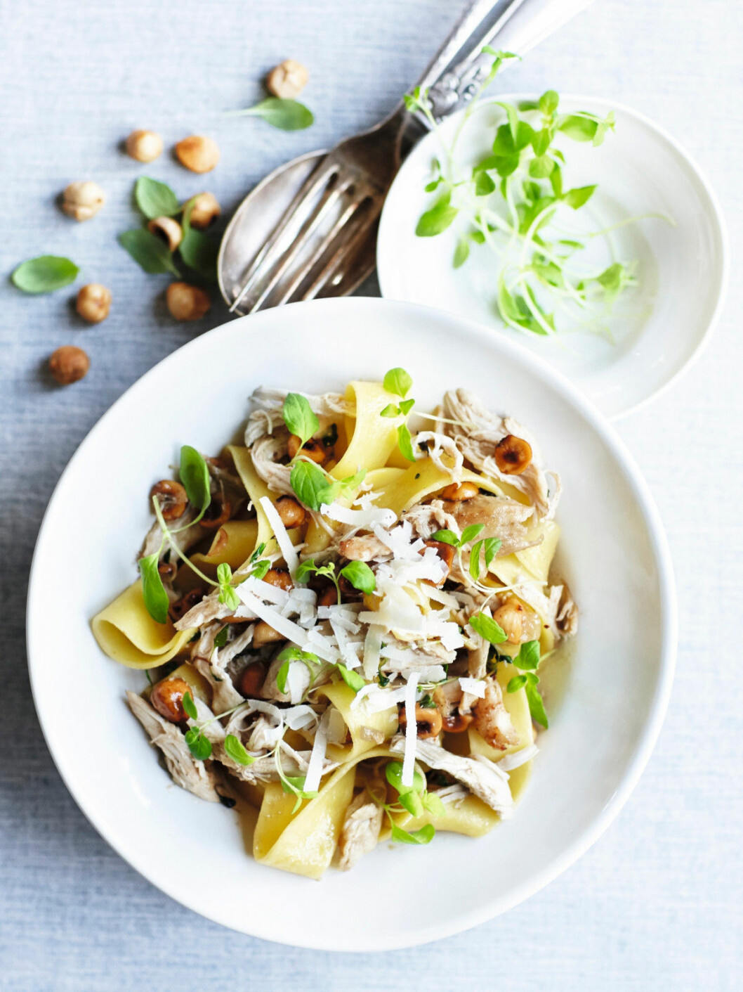 Pasta med kyckling, mejram, hasselnötter och parmesan