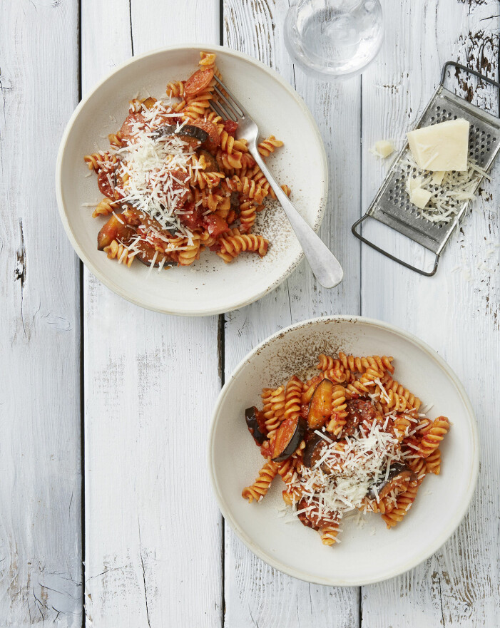 Lättlagad pasta med mustig tomat- och chorizosås