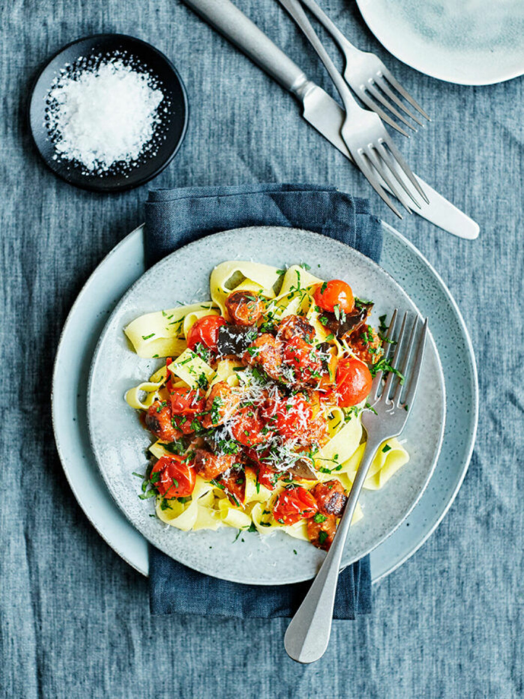 Pappardelle med falafel, aubergine och tomat.