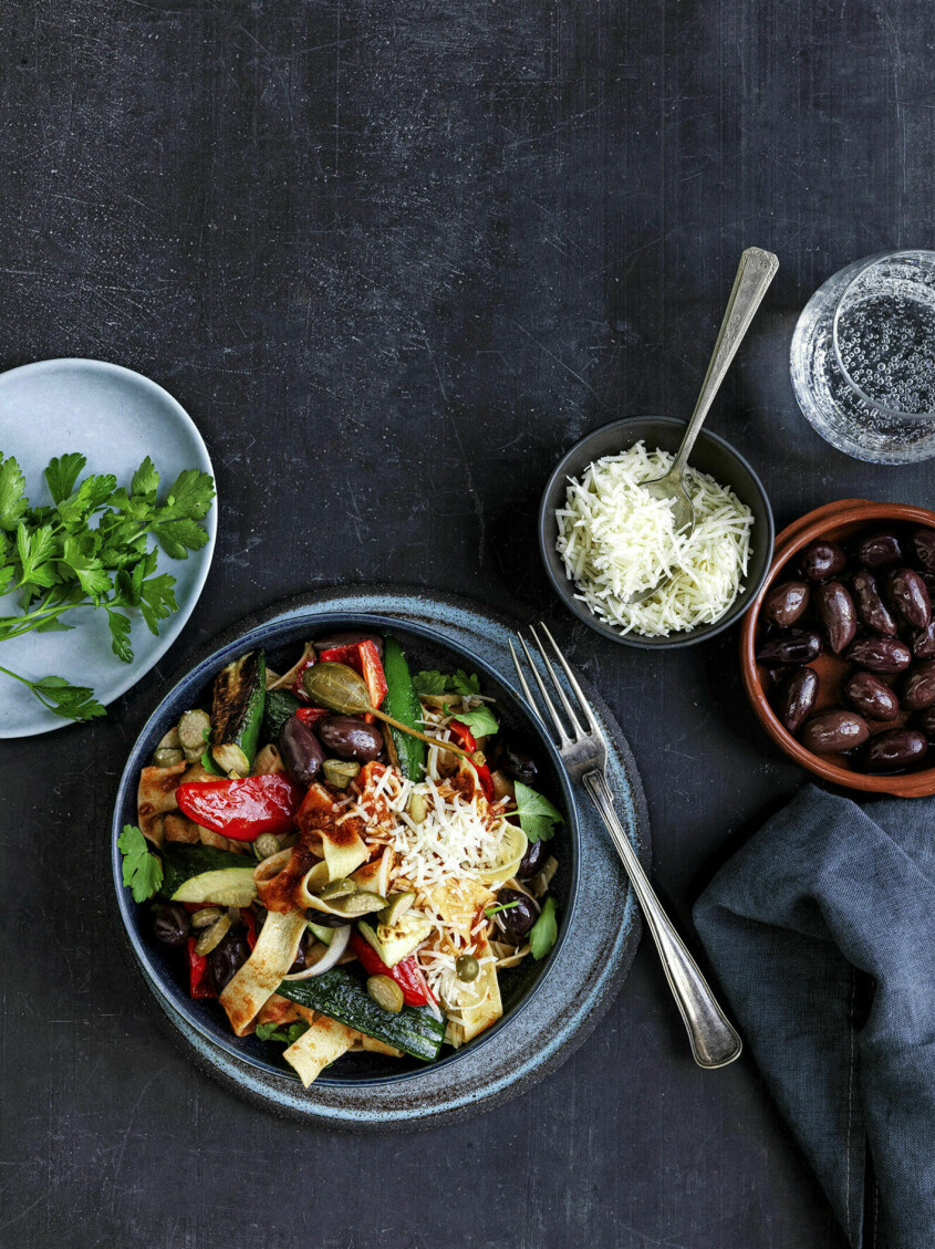 Matig pasta med paprikapesto, grönsaker och oliver