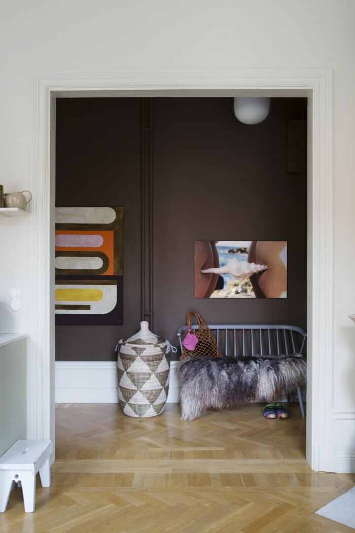 Hemma hos väskdesignern Paulina Liffner i Vasastan i Stockholm hallen brun vägg