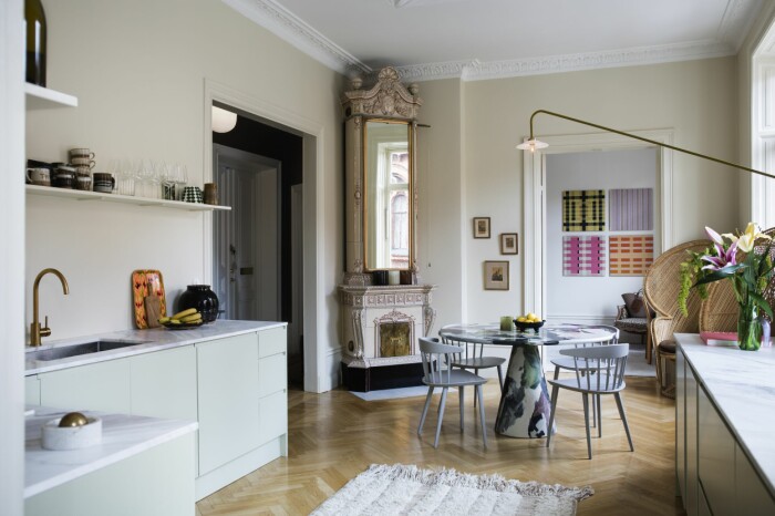 Hemma hos väskdesignern Paulina Liffner i Vasastan i Stockholm köket
