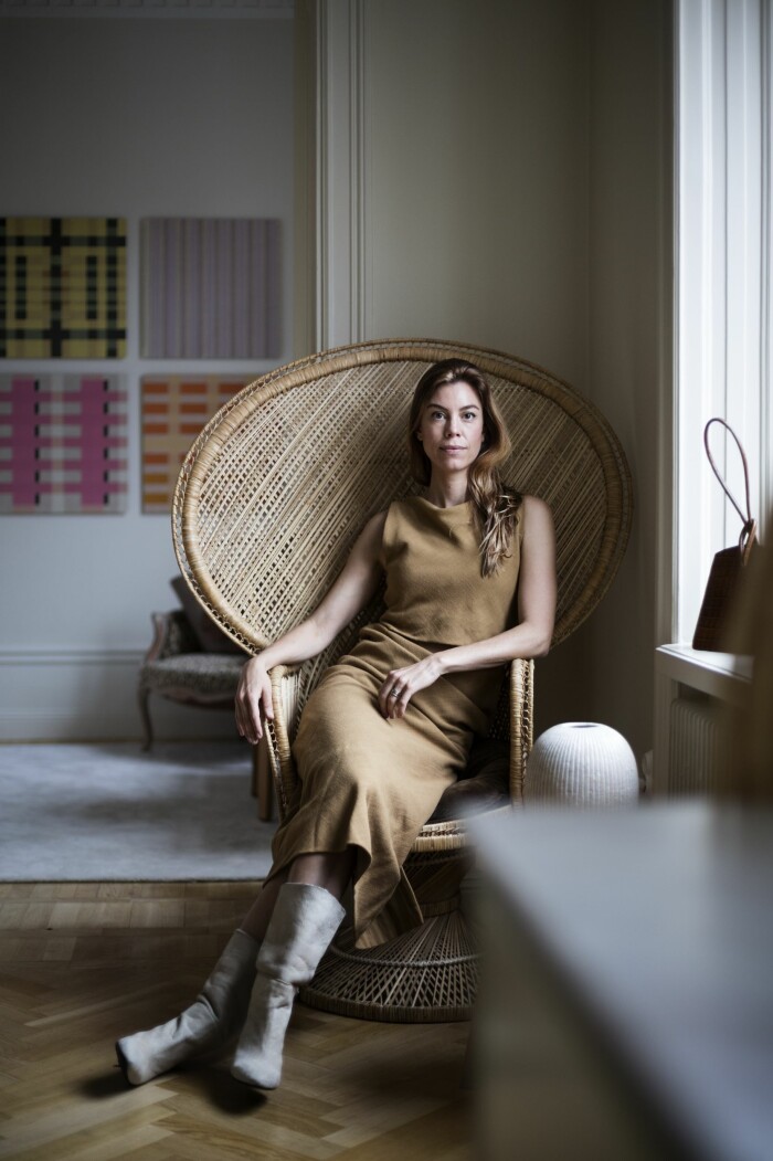 Hemma hos väskdesignern Paulina Liffner i Vasastan i Stockholm påfågelsfåtölj