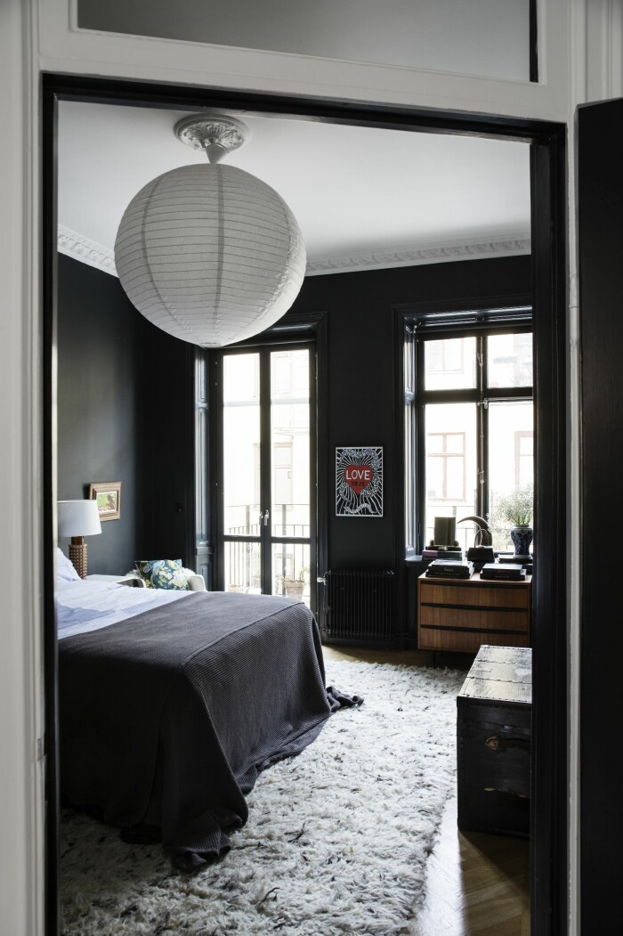 Hemma hos väskdesignern Paulina Liffner i Vasastan i Stockholm sovrum