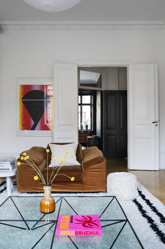 Hemma hos väskdesignern Paulina Liffner i Vasastan i Stockholm fåtölj konst