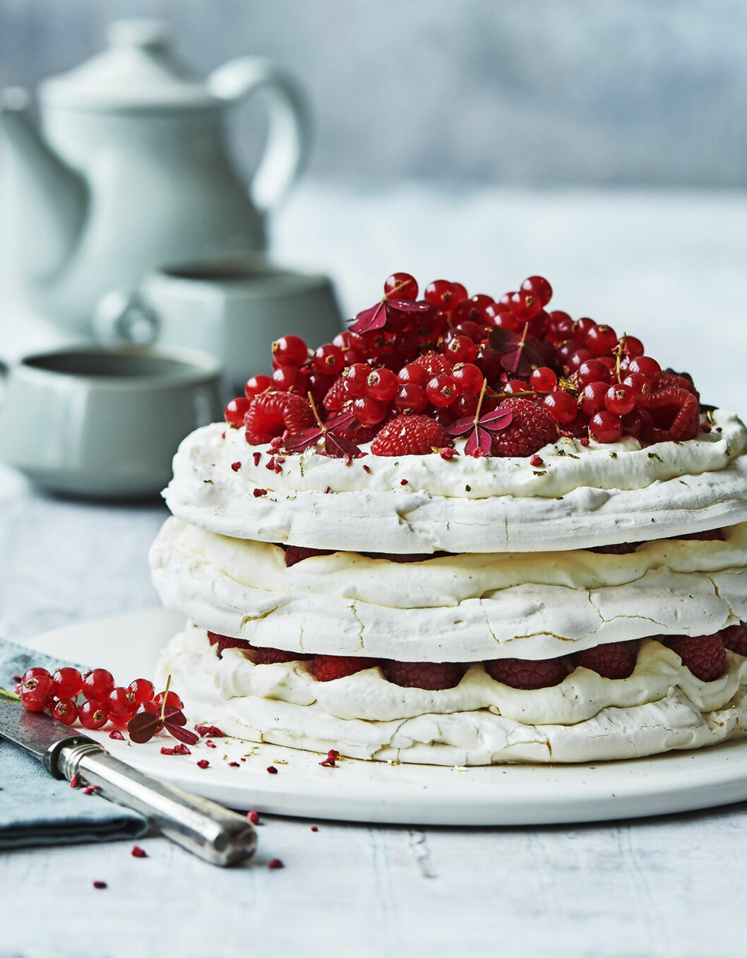 Härlig pavlova med grädde och sommarbär. Recept pavlova med sommarbär