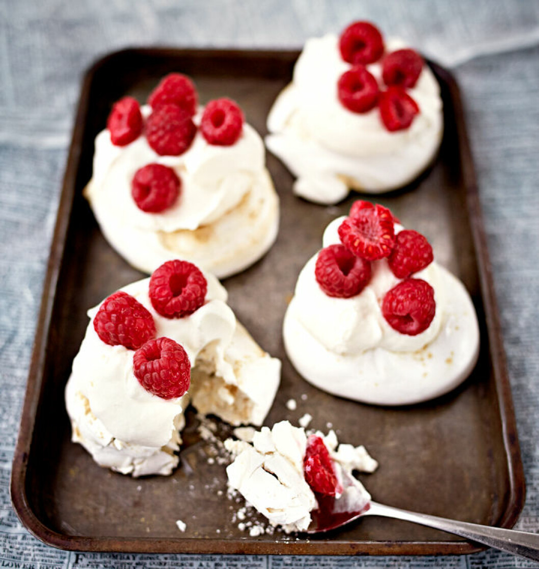 Lakritspavlova med hallon och yoghurtgrädde. Lakritspavlova med hallon och yoghurtgrädde.