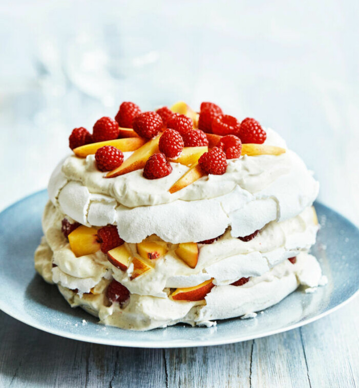 Pavlova peach melba. Pavlova peach melba
