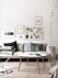 vardagsrum tavelvägg grå soffa snygg vägglampa hemma hos petra bindel