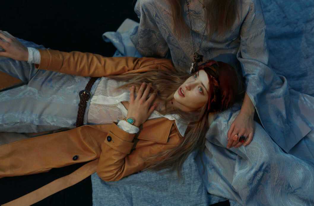 Caroline: Jacka, 29 865 kr, Frame. Skjorta, 1 700 kr, Our Legacy. Byxor, 5 600 kr, Acne Studios. Sjalar, vintage. Skärp, 3 260 kr, Alberta Ferretti. Armband, 5 585 kr, vintage Saint Laurent. Halsband med månberlock, 1 500 kr, Helene Kask. Halsband med guld- och silverkedja, 2 900 kr, Ennui Atelier. Halsband med stenar, 15 500 kr, Dulong.<br>Elsa: Klänning, 11 500 kr, och ring, 2 300 kr, båda Acne Studios. Halsband med ekollonberlock, vintage. Halsband med brun berlock, 3 780 kr, Bottega Veneta. Halsband med stenar, 17 700 kr, Dulong. Peace and Love ELLE 1