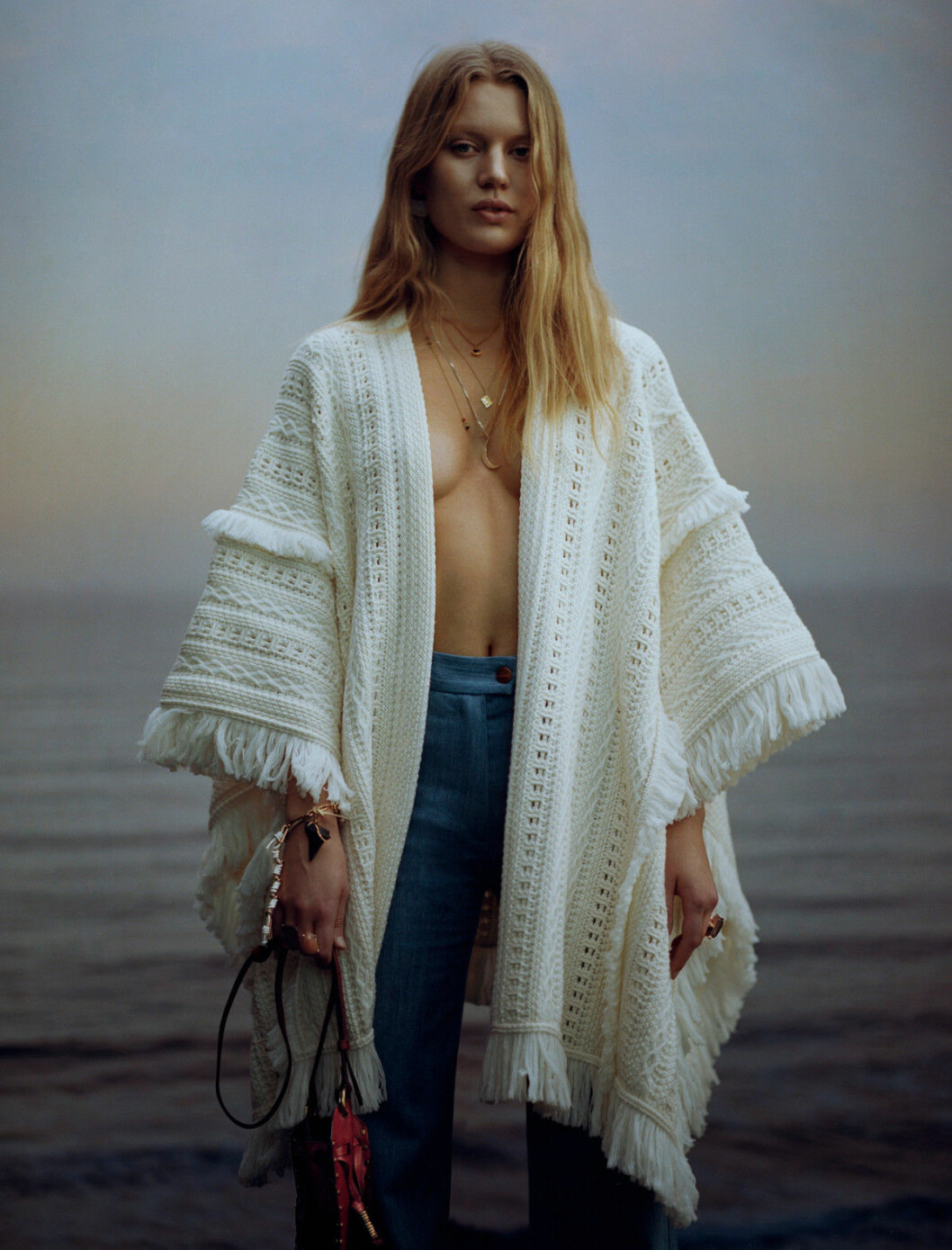 Poncho, 15 695 kr, Saint Laurent/Mytheresa. Byxor, vintage. Väska, 4 418 kr, Isabel Marant. Halsband med brun berlock, 3 780 kr, Bottega Veneta. Halsband med stenar, 17 700 kr, Dulong. Halsband med månberlock, 1 500 kr, Helene Kask. Halsband med brevberlock, 2 522 kr, Catbird. Armband, 1 100 kr, och ring, 2 300 kr, båda Acne Studios. Peace and Love ELLE 3
