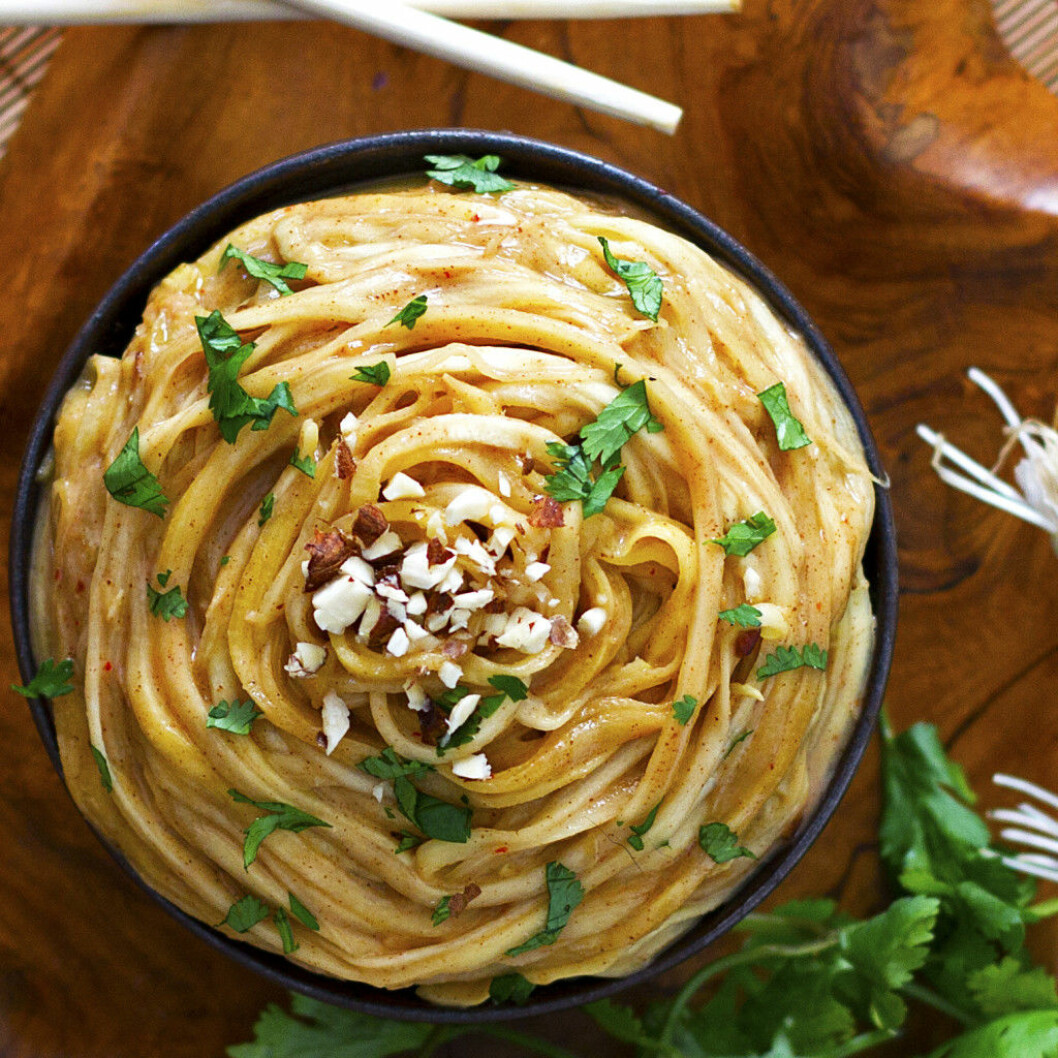 Jordnötsramen. Bild och recept: <a href="http://kelleyandcricket.com/index.php/2016/01/13/crazy-good-peanut-noodles-quickeasy-gluten-free-grain-free-paleo/" target="_blank" rel="noopener">kelleyandcricket.com</a> Jordnötsramen.