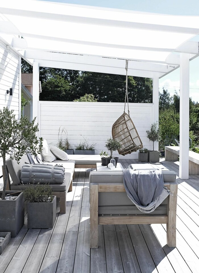 På den stora altanen finns en pergola med plats för allt från loungegrupp till solsängar. Pergola på altanen hos Pella Hedeby