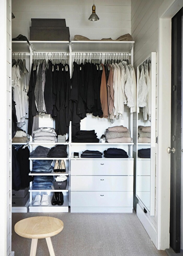 I ett av sovrummen finns det här rymliga klädrummet. Walk in closet hos Pella Hedeby