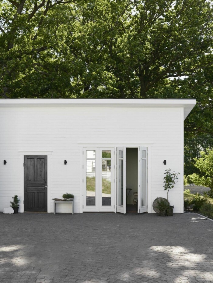 Attefallshuset går i samma stil som huvudvillan. Foto: Kristofer Johnsson | Syns i:<a target="_blank" href="https://www.elle.se/hemma-hos/attefall-inspiration-compact-living-pella-hedeby/4712245"> Pella Hedebys compact living-dröm</a> Pella Hedebys attefallshus