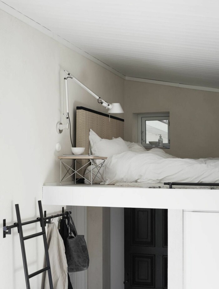 I attefallshuset finns ett praktiskt loft... Snyggt sovloft i attefallshus