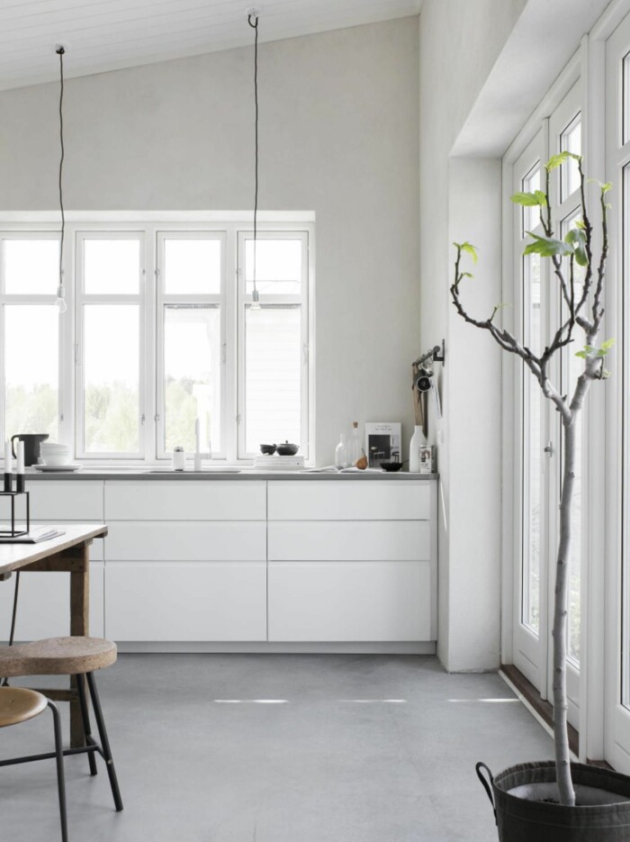 ...och ett snyggt, litet kök. Foto: Sara Medina Lind Snyggt litet kök i vitt