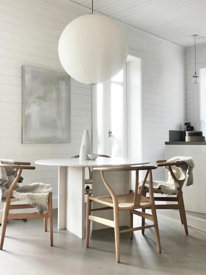 Matplatsen är placerad med närhet till såväl kök som vardagsrum. matplats i Pella Hedebys villa