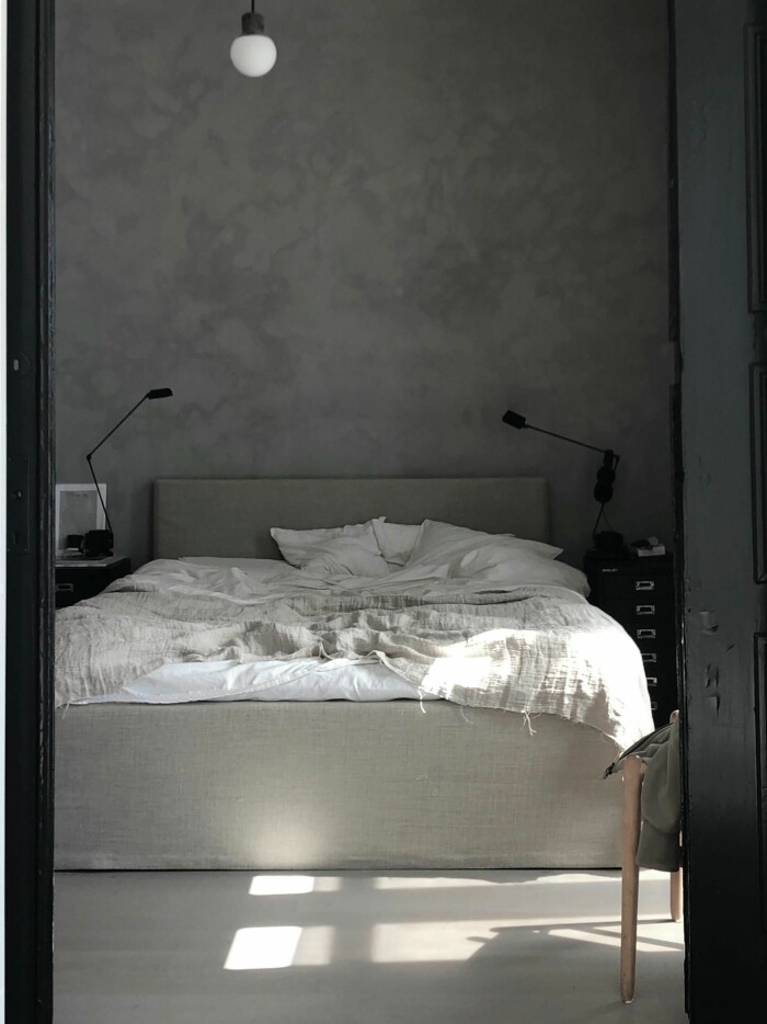 Sovrummet går i en mjuk, minimalistisk stil. Sovrum hemma hos Pella Hedeby