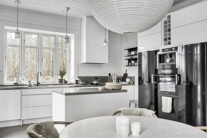 Ljust kök med köksö och gott om plats för matlagning. kök hemma hos Pella Hedeby
